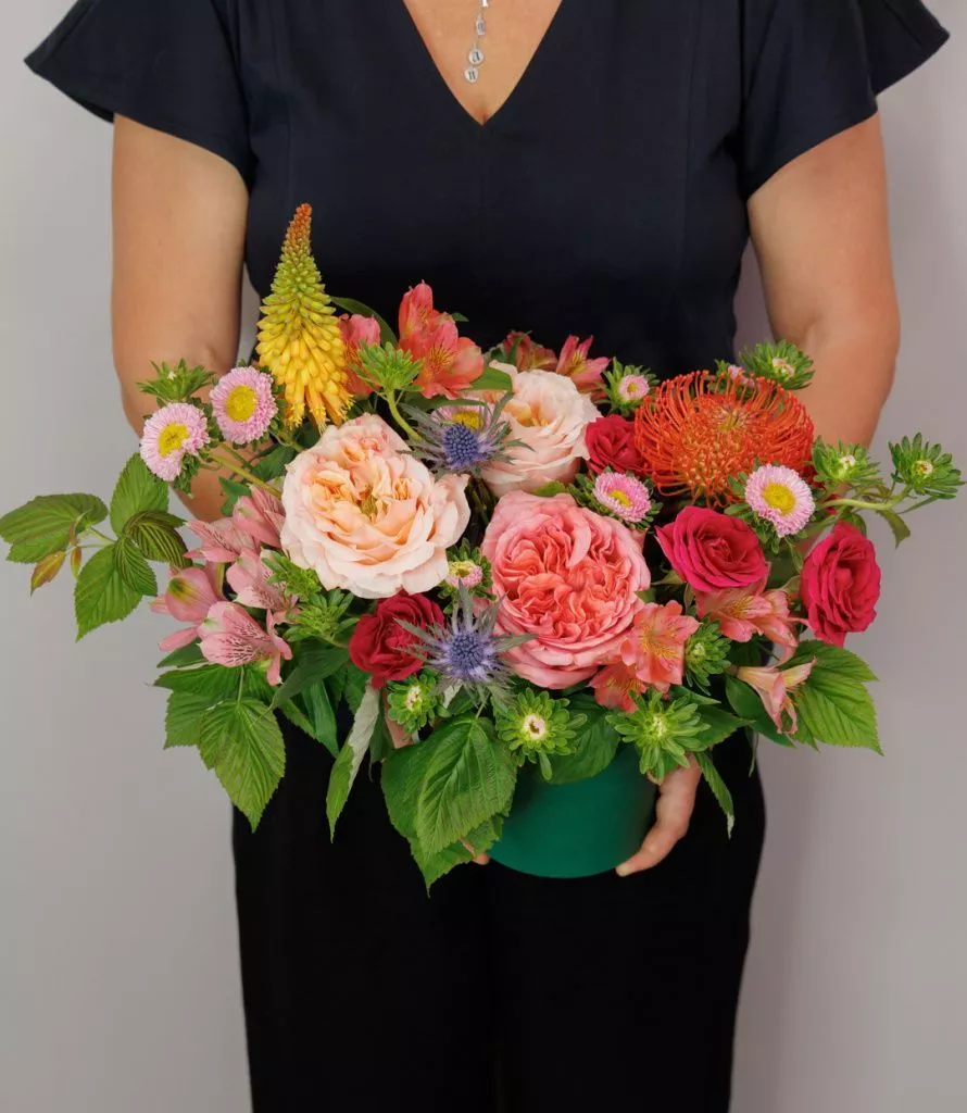 Коробка с пионовидными розами