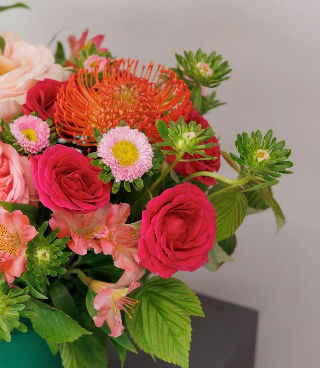 Коробка с пионовидными розами